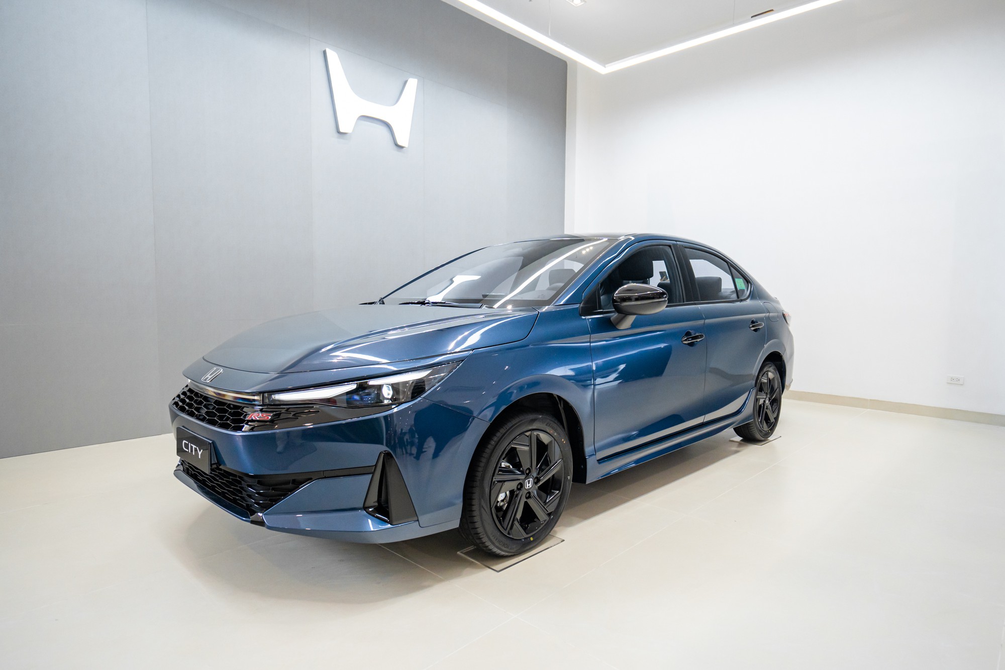 Honda City RS 2026 màu xanh nhìn từ góc trước tại showroom