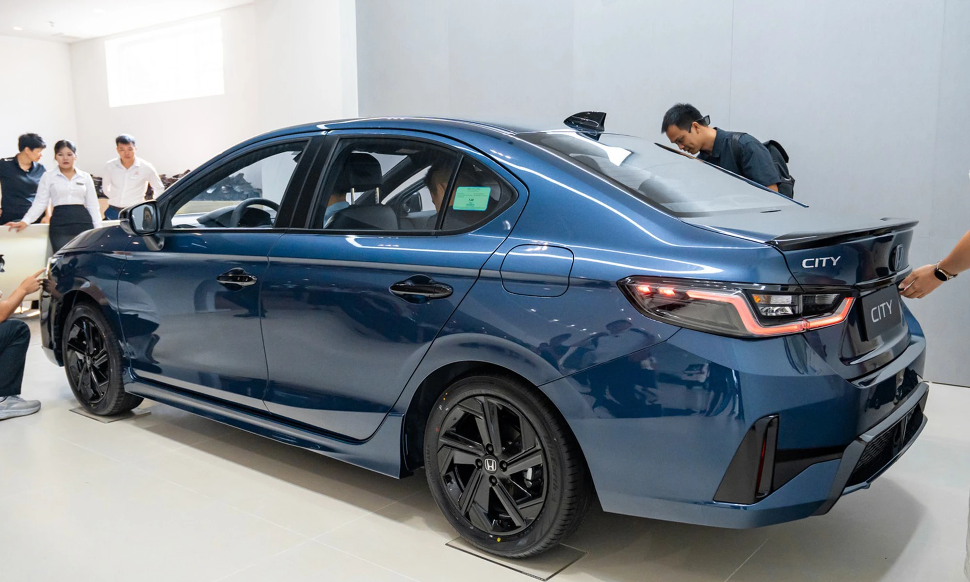 Honda City RS 2026 màu xanh nhìn từ góc sau