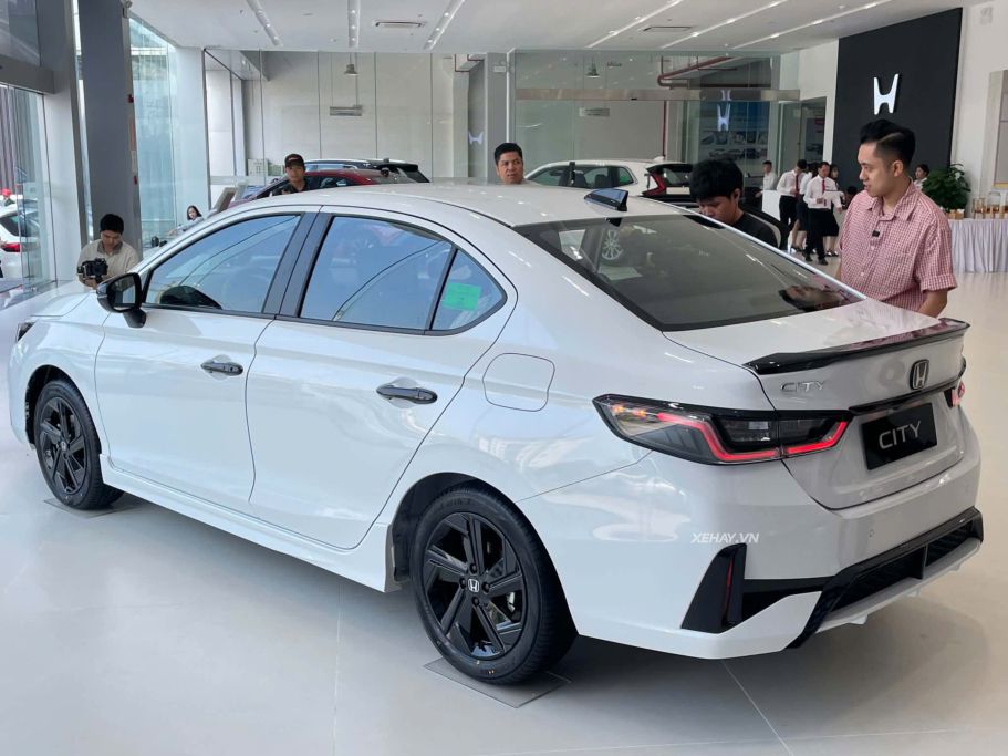 Honda City RS màu trắng nhìn từ góc sau tại showroom