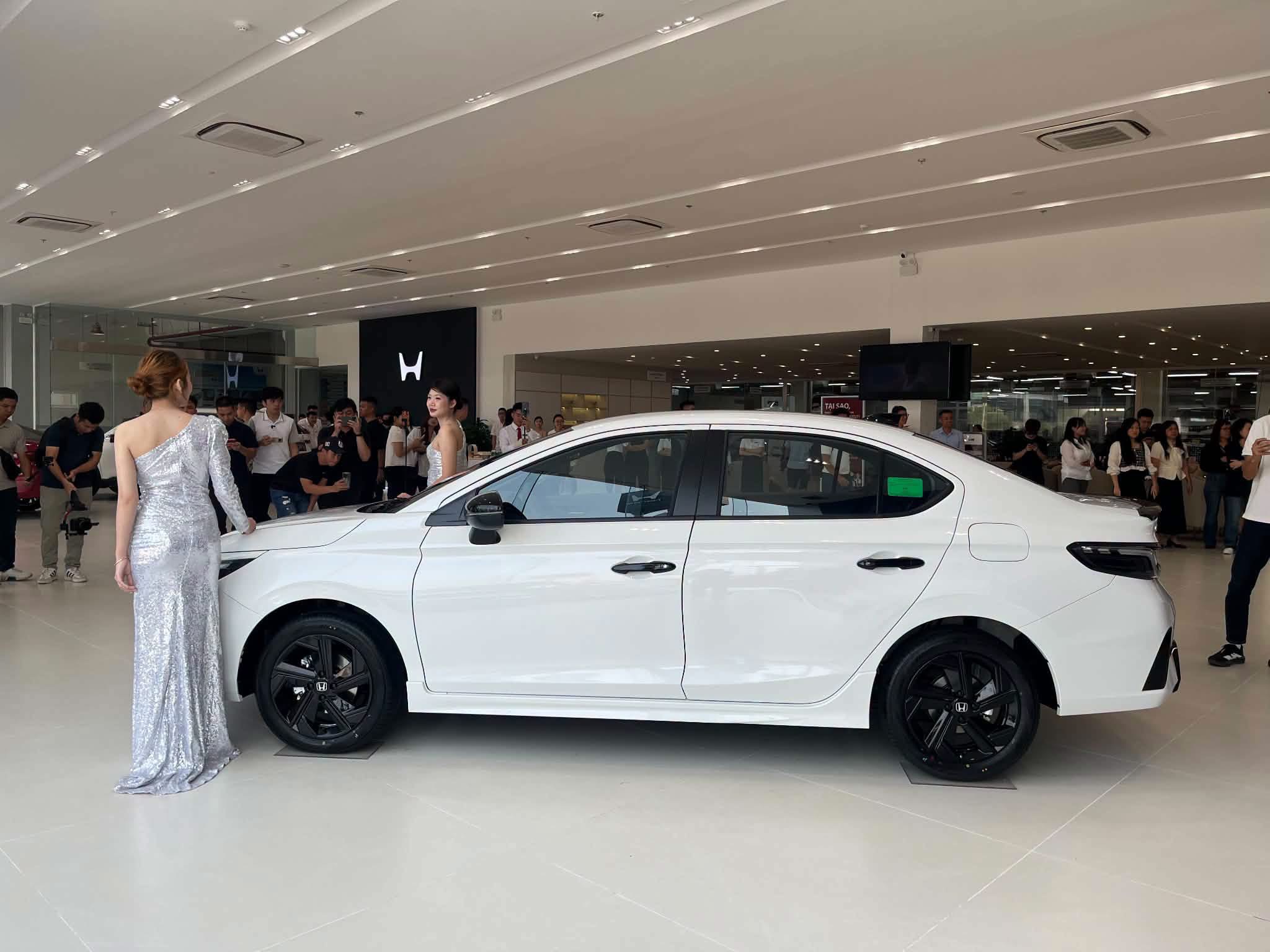 Honda City RS màu trắng nhìn ngang tại sự kiện trưng bày