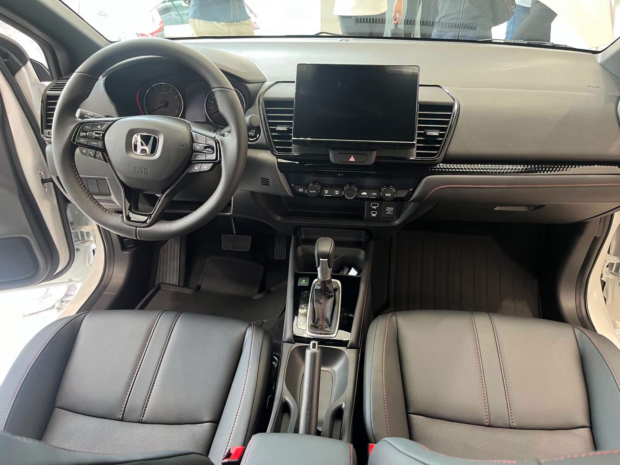 Khoang lái Honda City RS 2026 với màn hình giải trí và cần số CVT