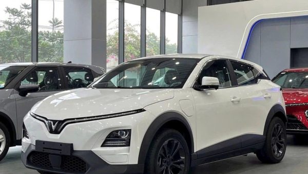 VinFast VF6 màu trắng nhìn từ góc trước tại showroom