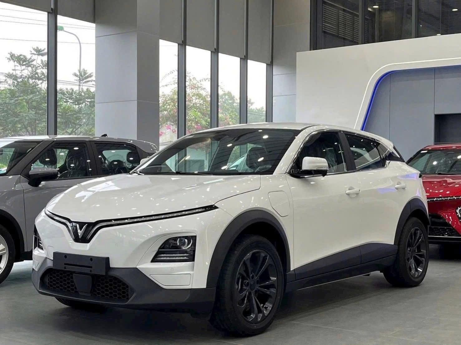 VinFast VF6 màu trắng tại showroom