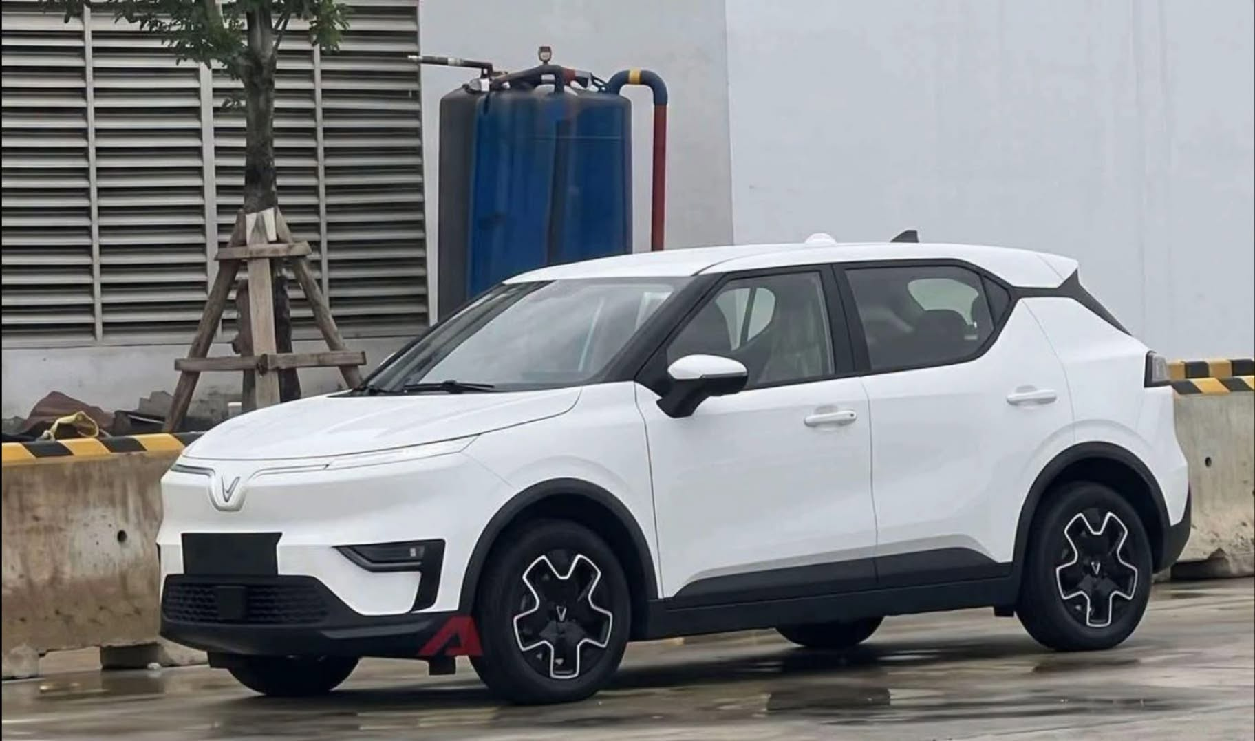 Góc trước của chiếc xe màu trắng