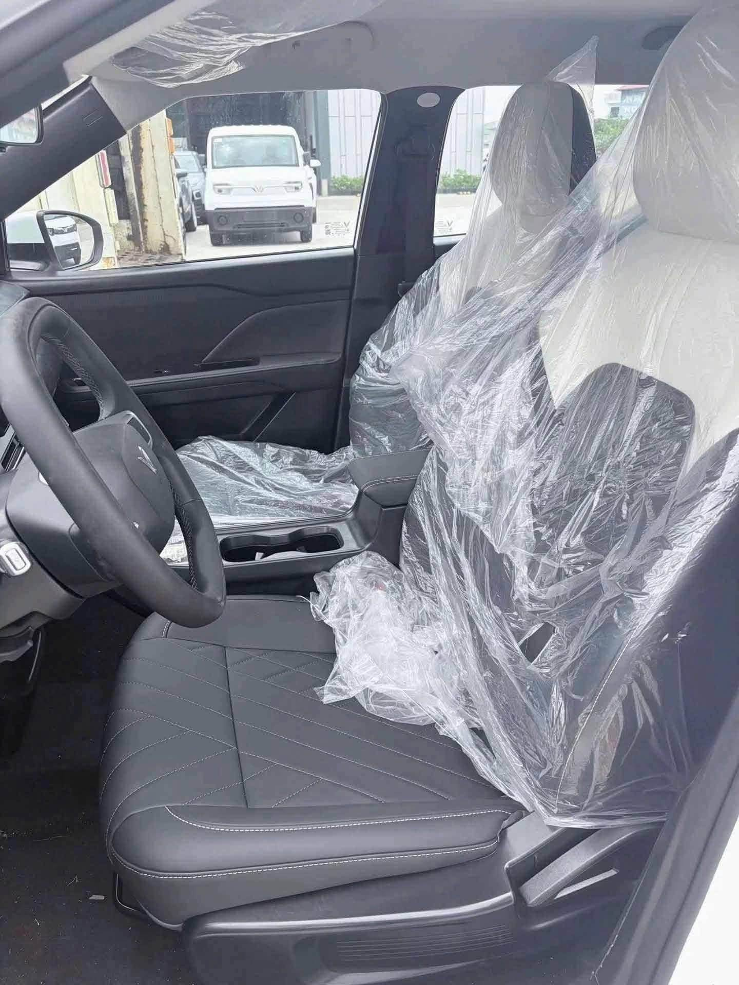 Hàng ghế trước và khu vực tựa tay