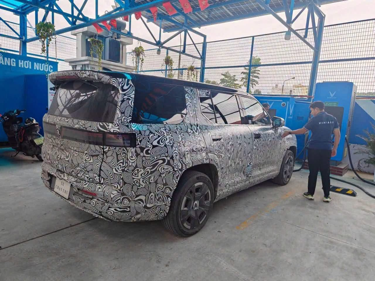 Góc chụp ban ngày cho thấy thân xe, kính bên và bộ mâm. Ảnh được cung cấp cho bài viết, chưa xác minh tác giả.