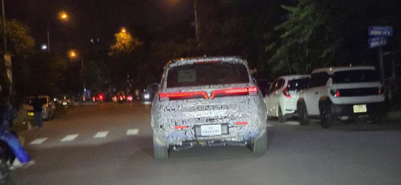 Phần đuôi mẫu SUV ngụy trang được cho là VF9 All New trên đường; danh tính xe chưa được xác nhận.