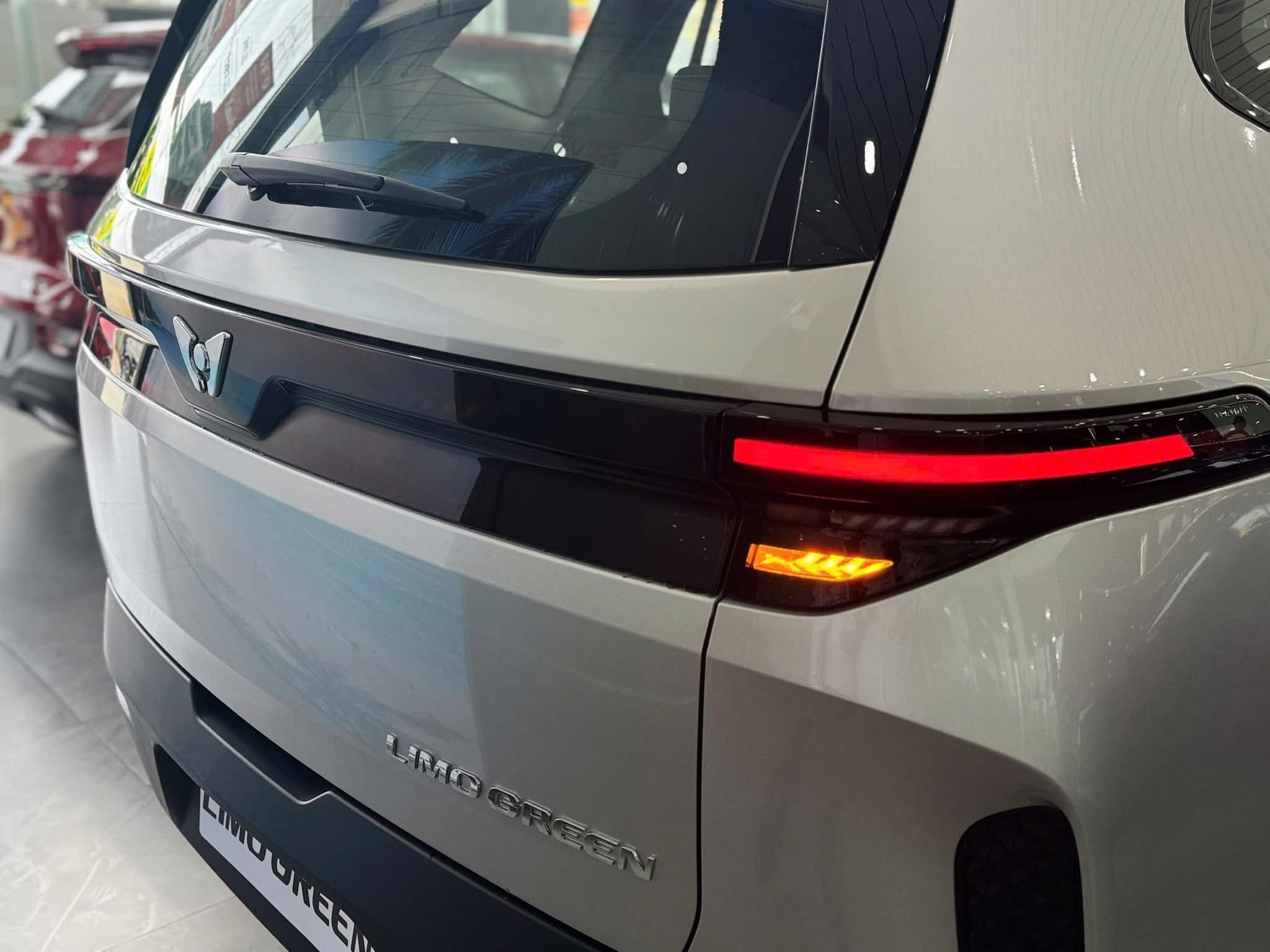 Cụm đèn hậu và tên xe Limo Green