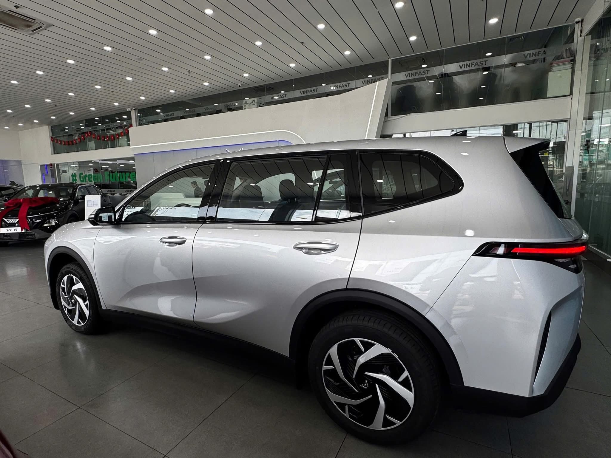 VinFast Limo Green góc sau và thân xe