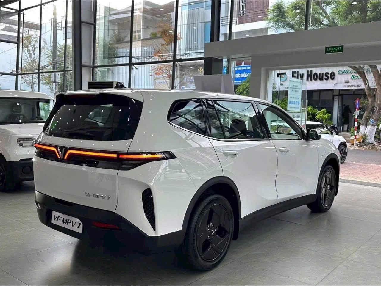 VinFast VF MPV 7 góc sau tại showroom