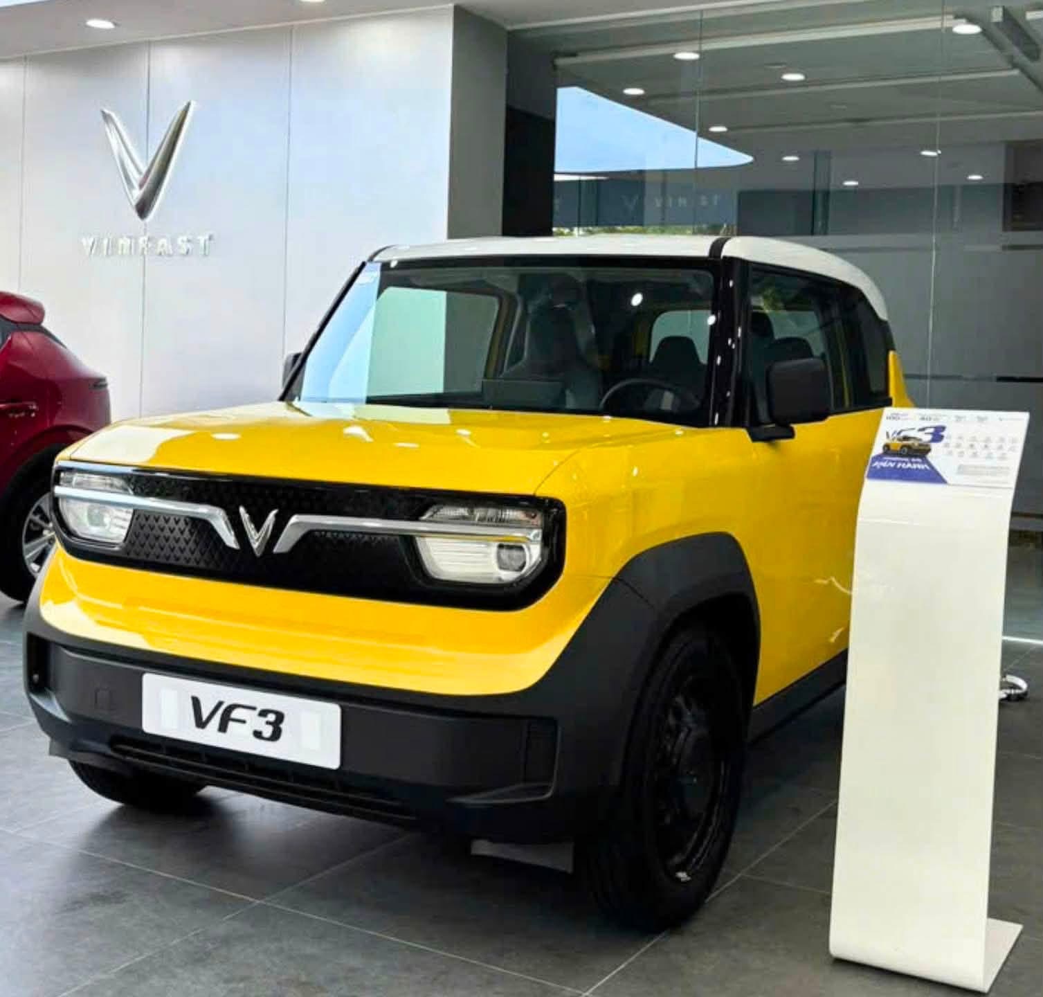 VinFast VF3 màu vàng tại showroom