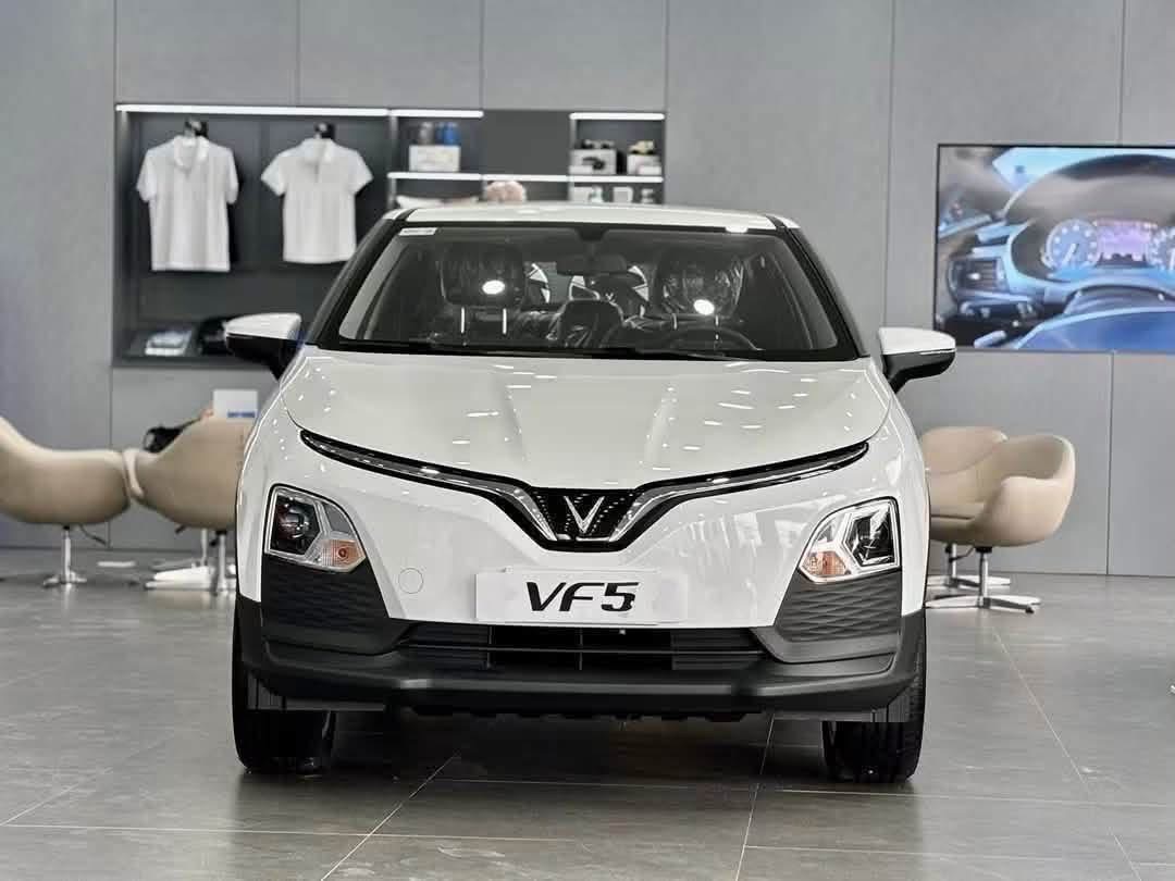 Đầu xe VinFast VF5 màu trắng tại showroom