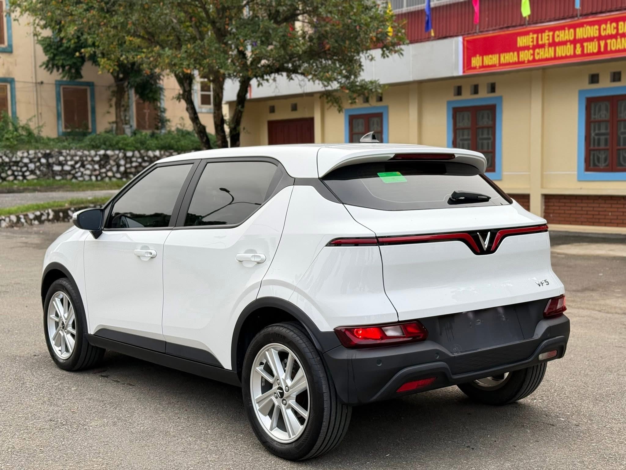 Đuôi xe VinFast VF5 màu trắng thực tế