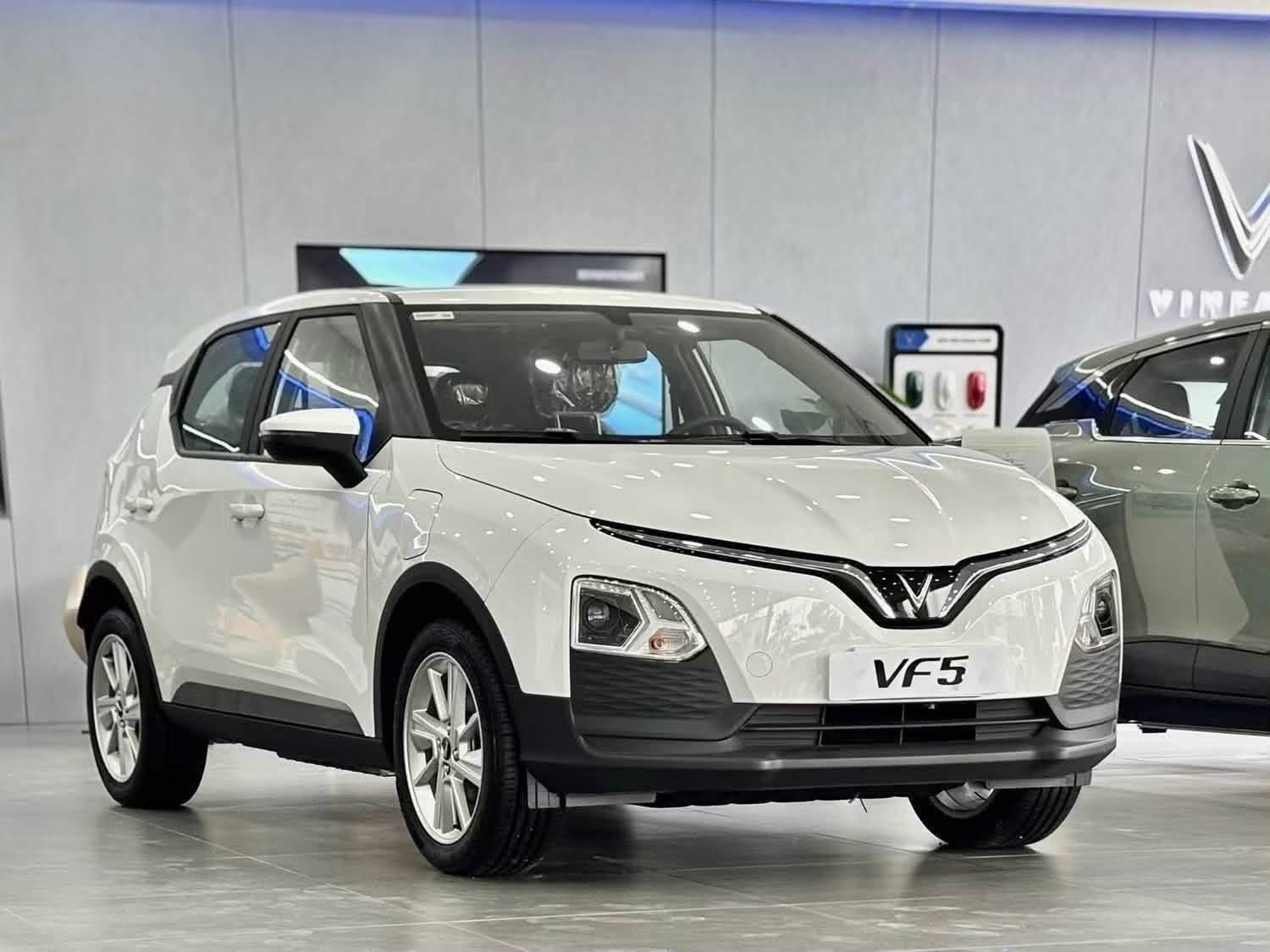 VinFast VF5 màu trắng tại showroom – góc trước phải