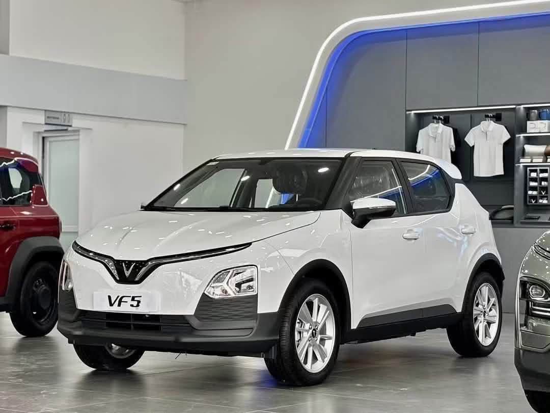 VinFast VF5 màu trắng tại showroom – góc trước trái