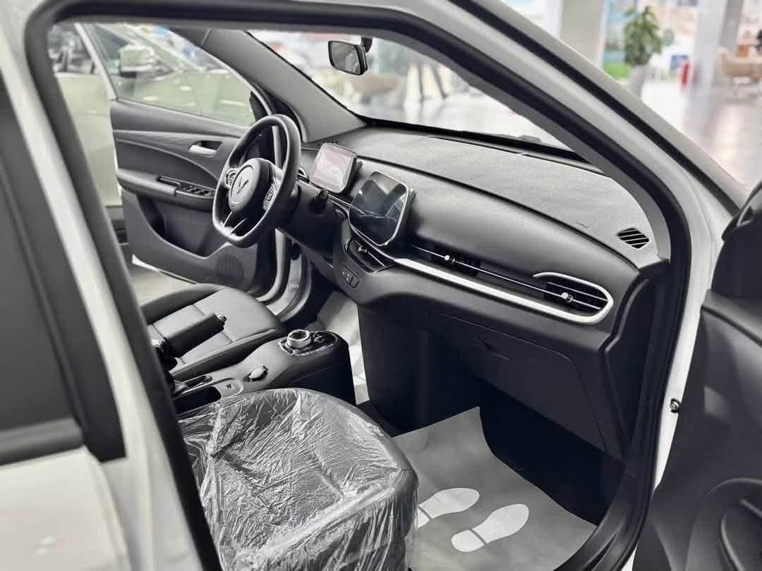 Khoang lái VinFast VF5 nhìn từ cửa ghế phụ