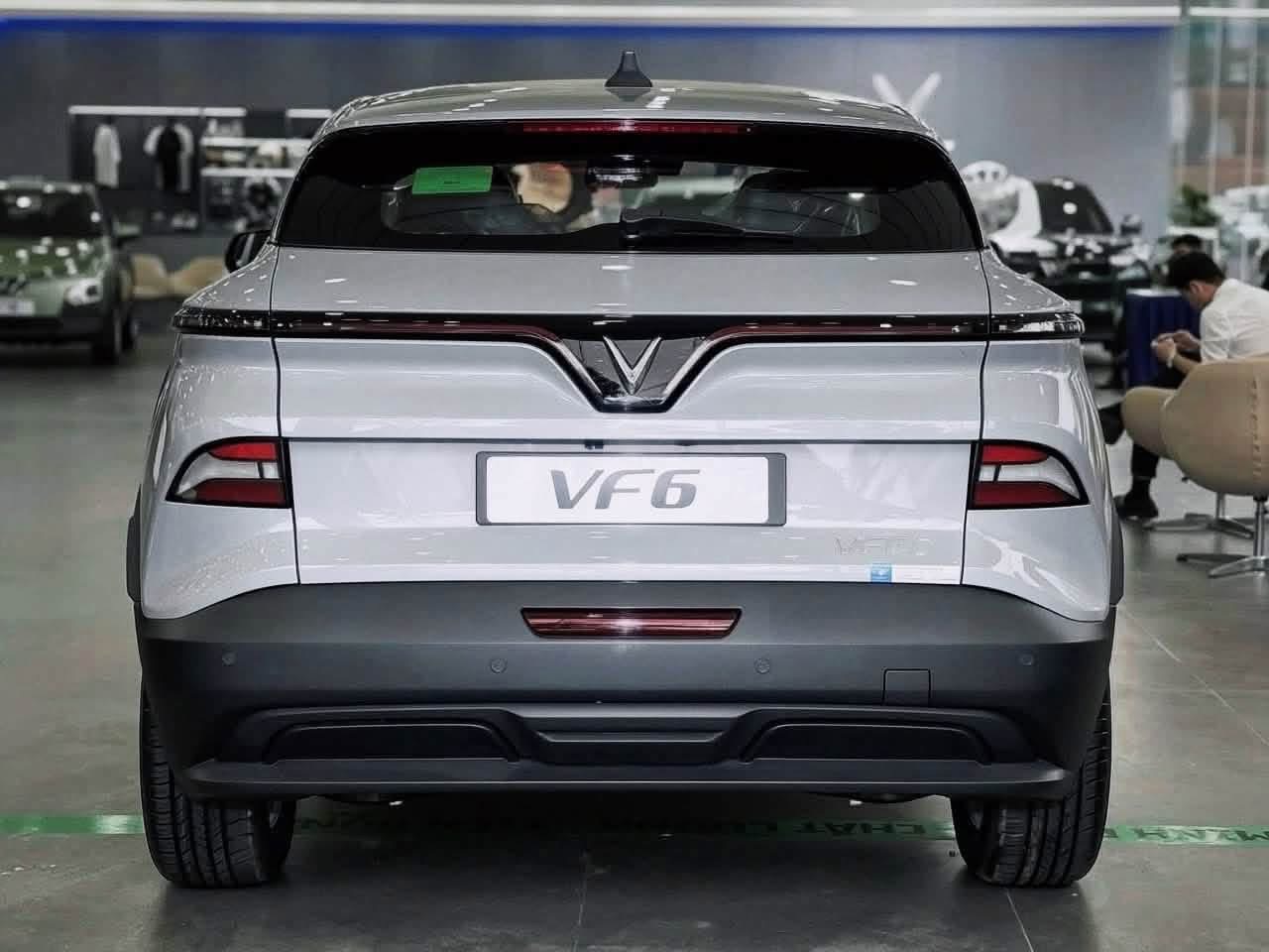 Đuôi xe VinFast VF6 thực tế tại showroom