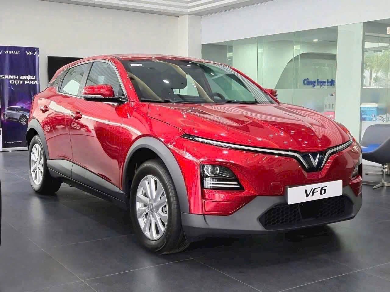 VinFast VF6 màu đỏ thực tế tại showroom
