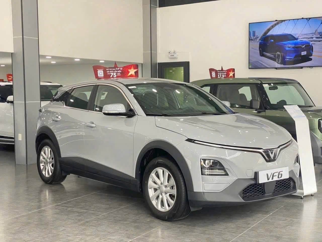 VinFast VF6 màu trắng thực tế tại showroom