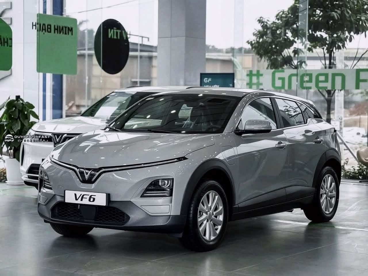 VinFast VF6 màu xám thực tế tại showroom