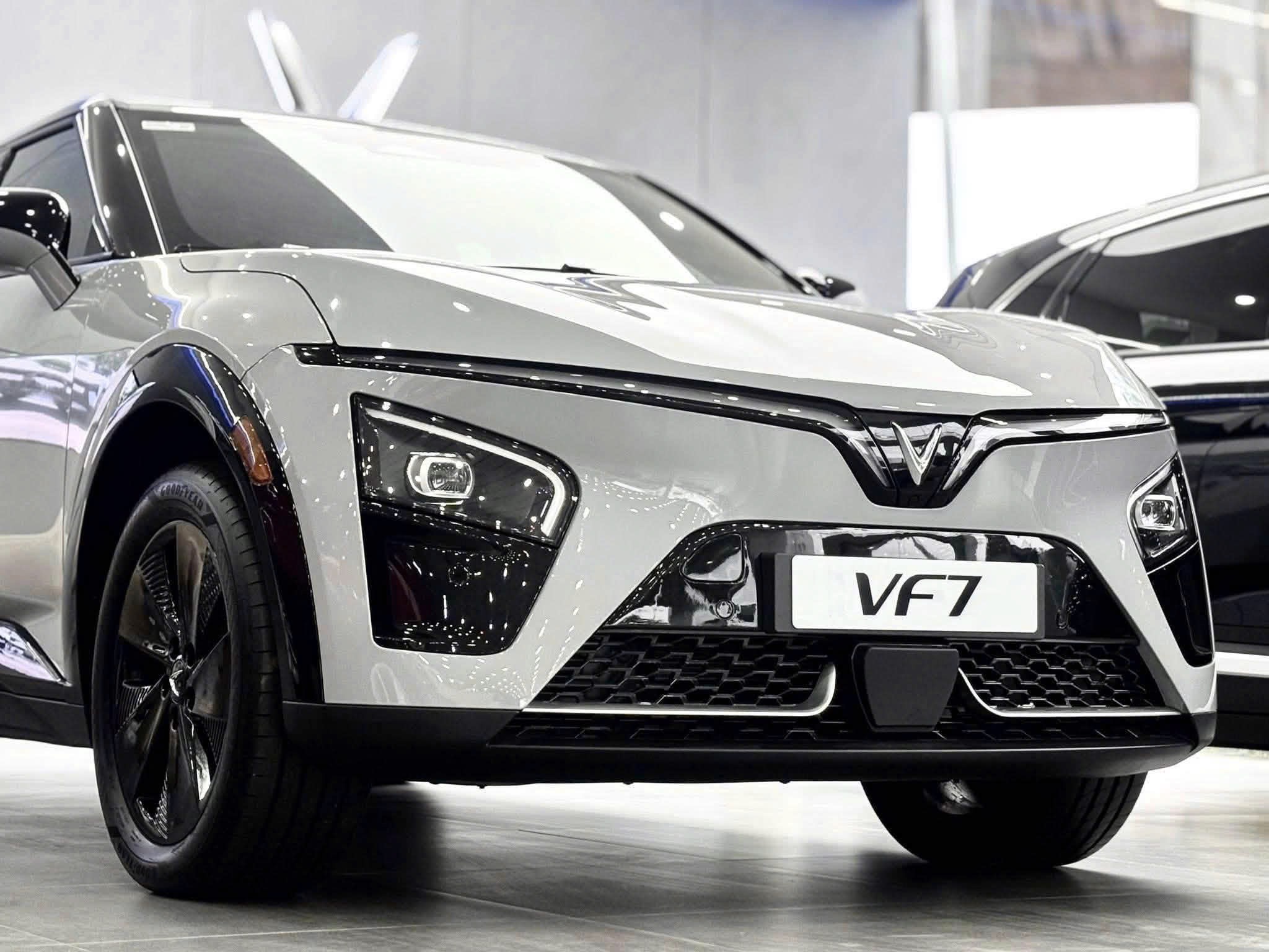 Đầu xe VinFast VF7 thực tế tại showroom