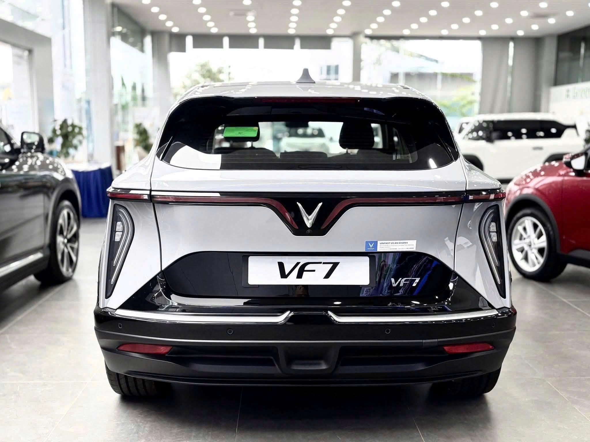 Đuôi xe VinFast VF7 thực tế tại showroom
