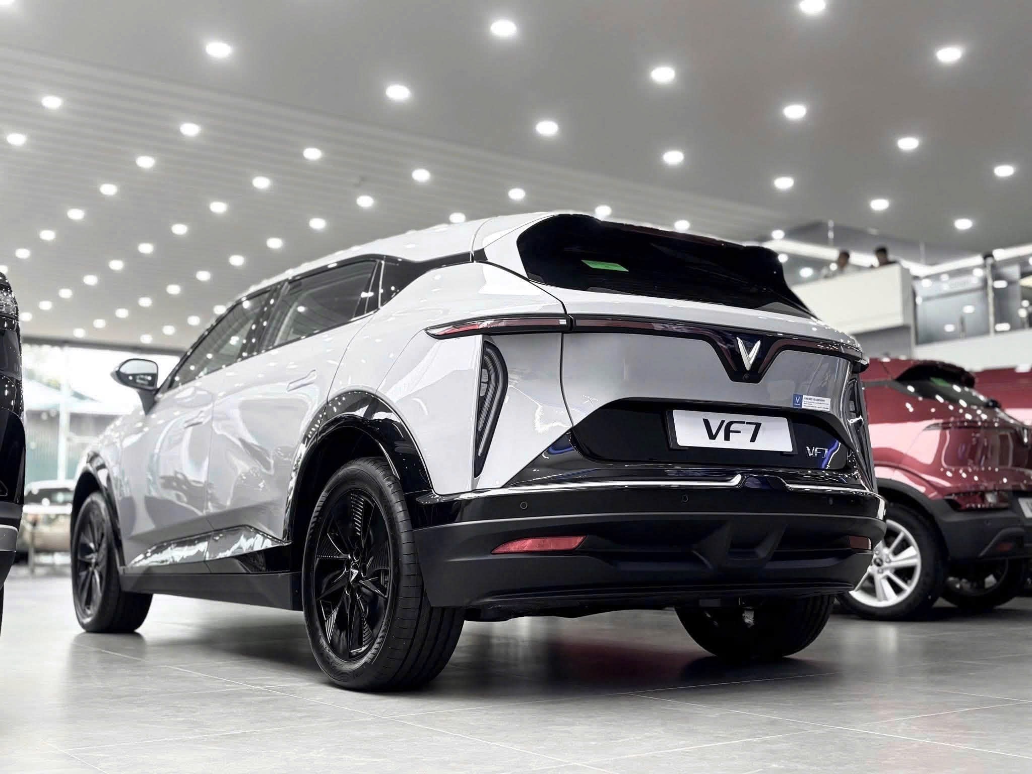 VinFast VF7 nhìn từ góc sau tại showroom