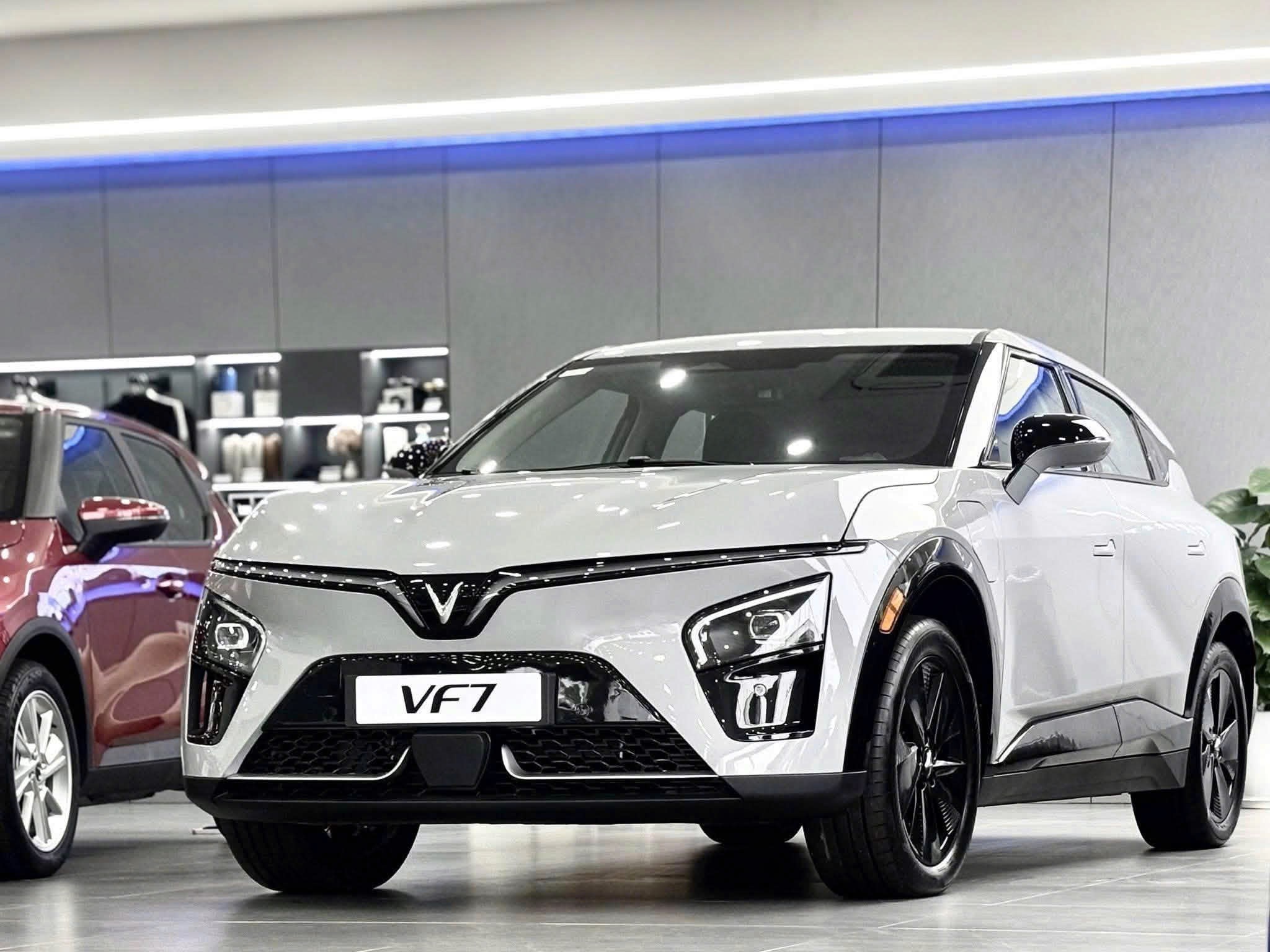 VinFast VF7 nhìn từ góc trước tại showroom