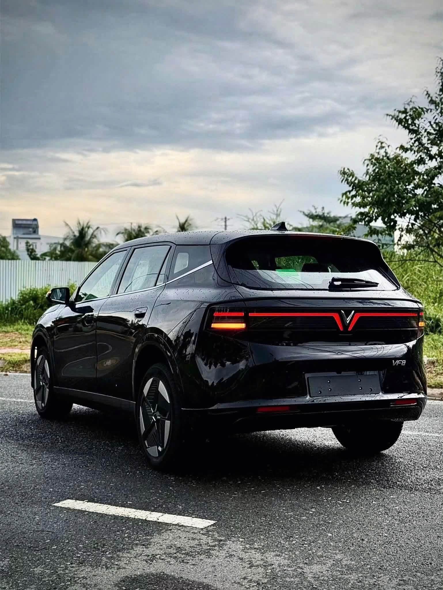 VF8 All New màu đen nhìn từ góc sau