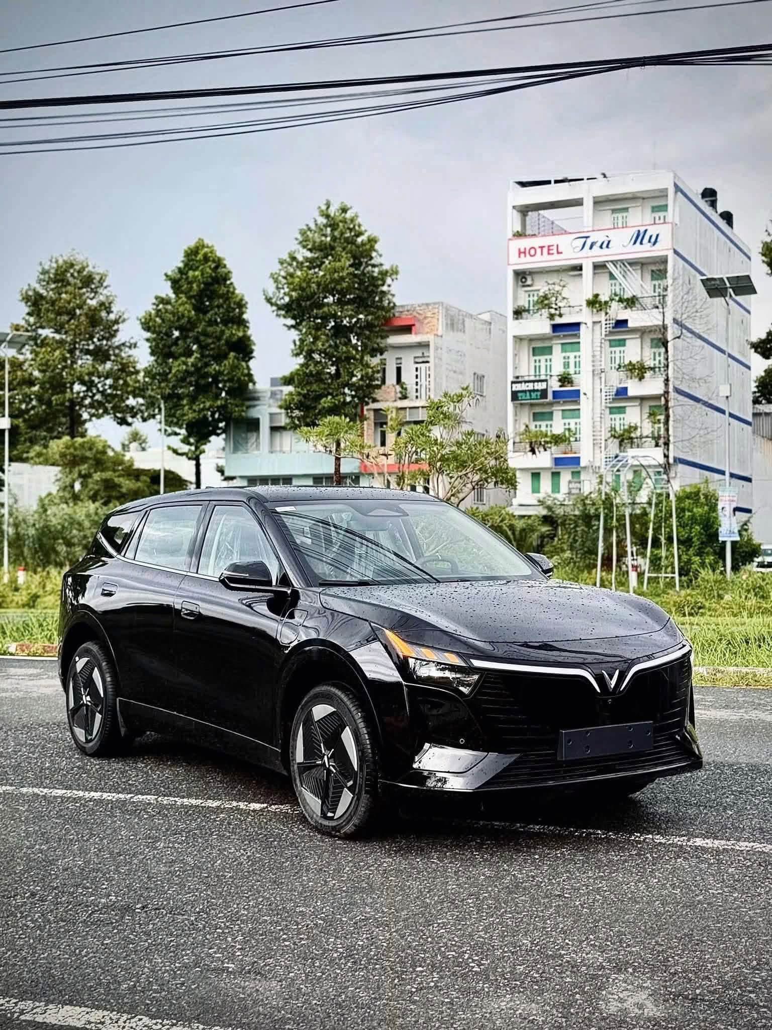 VF8 All New màu đen nhìn từ góc trước bên phải