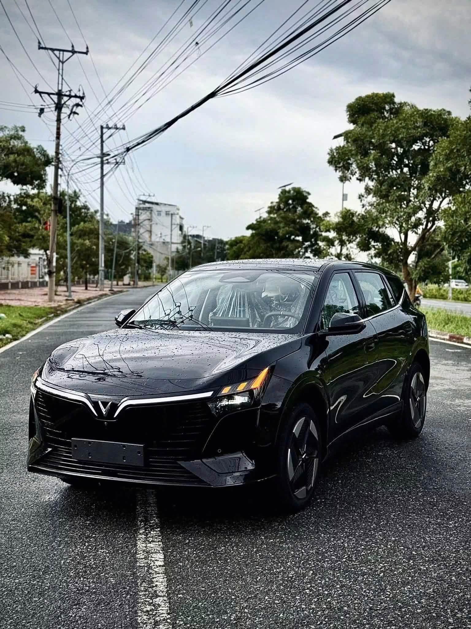 VF8 All New màu đen nhìn từ góc trước bên trái