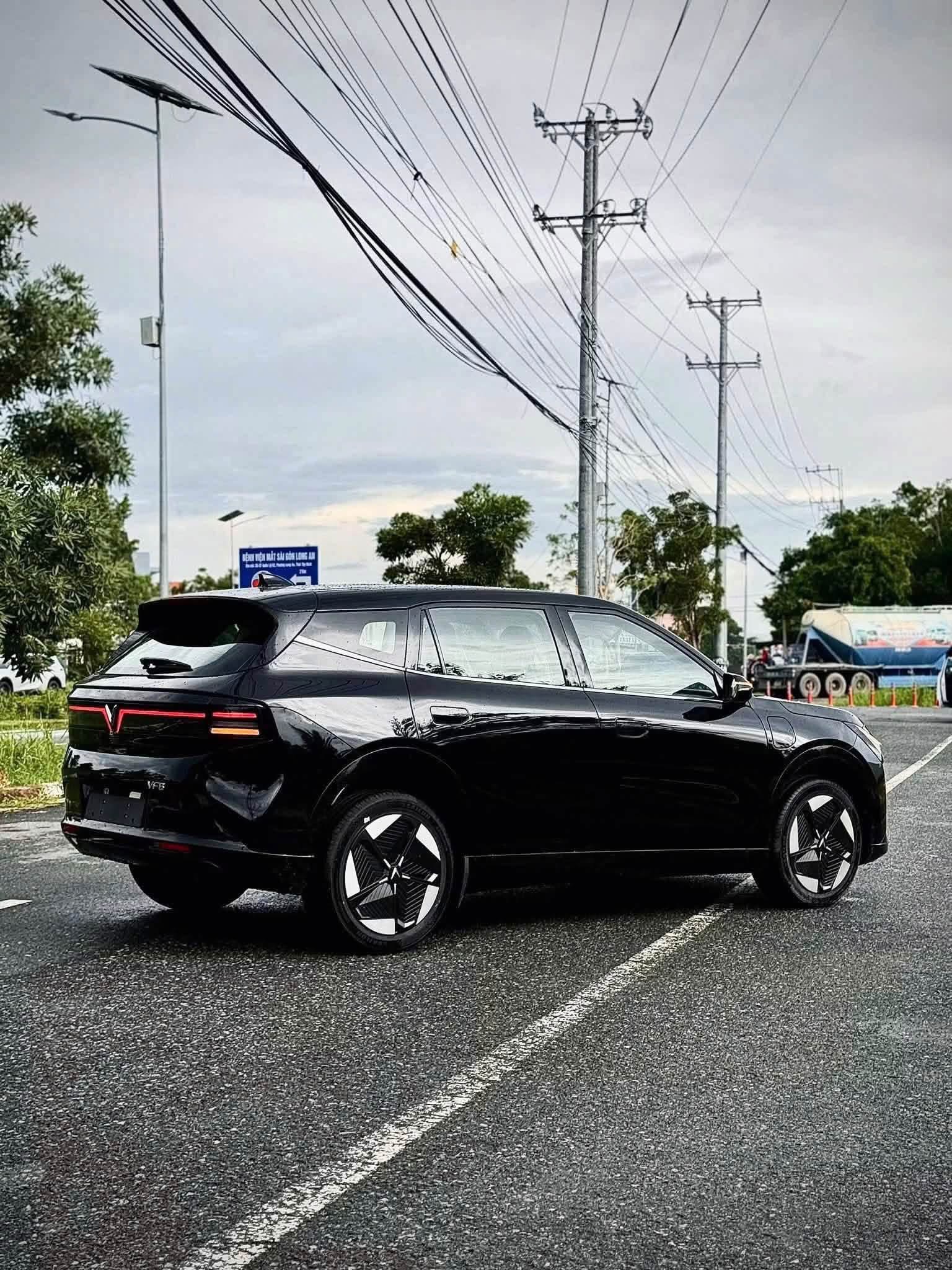 Thân xe và mâm xe VF8 All New màu đen